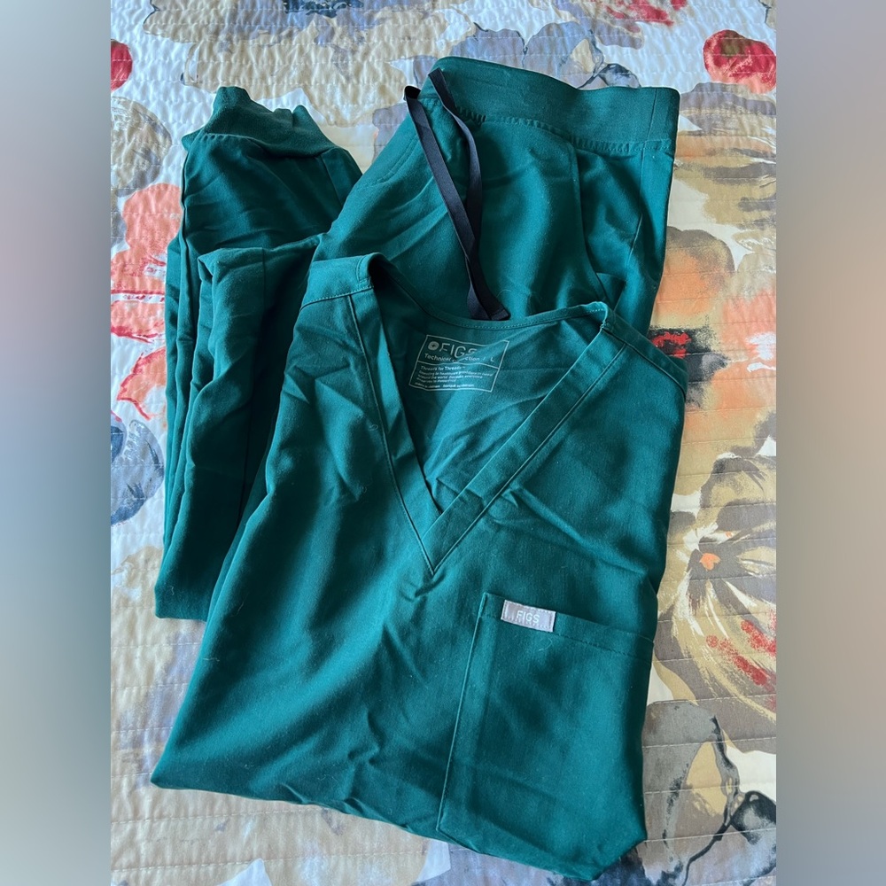 Women’s figs scrubs